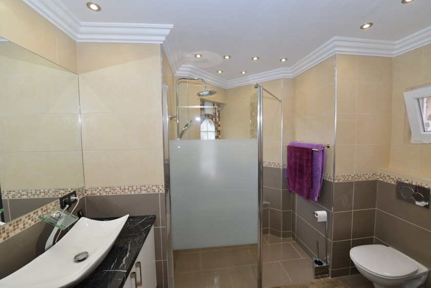 BADEZIMMER-RENOVIERUNG BADEZIMMER-RENOVIERUNG