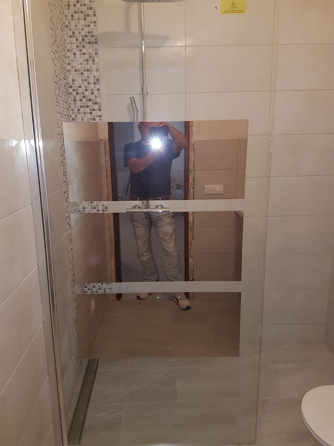 DUSCHE MIT SCHWENKBARER TRENNWAND DUSCHE MIT SCHWENKBARER TRENNWAND